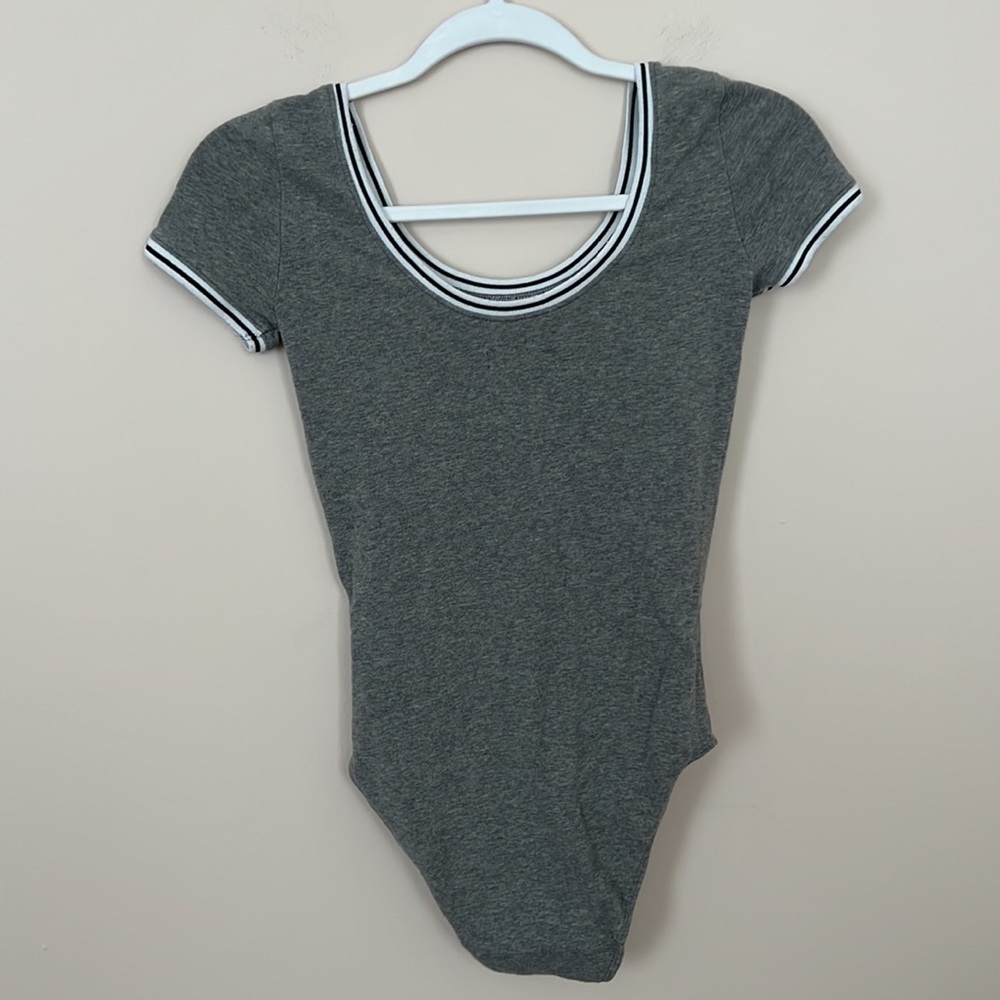 𝅺hollister l Gray Short Sleeve Bodysuit - Picture 4 of 6